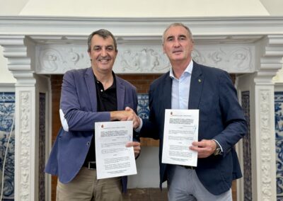 La comunidad de la ciudad y tierra de segovia y la vuelta ciclista a españa firman un acuerdo para la llegada a la bola del mundo